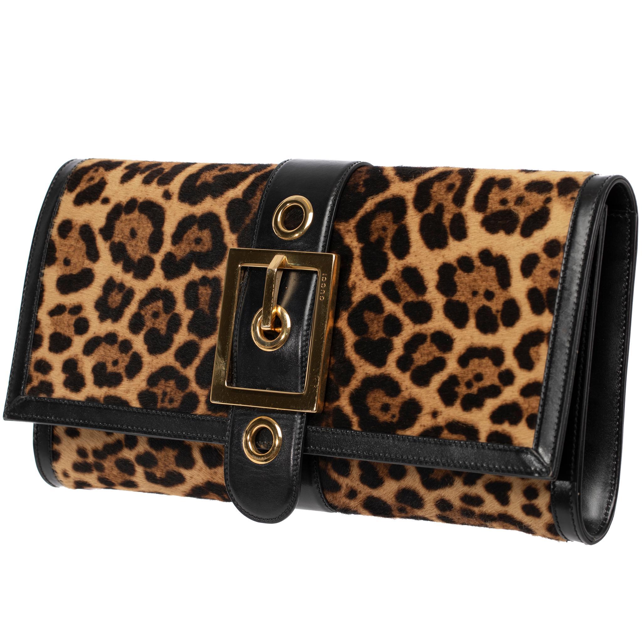 Gucci Clutch mit Leopardenmuster und goldfarbener Hardware (Schwarz) im Angebot