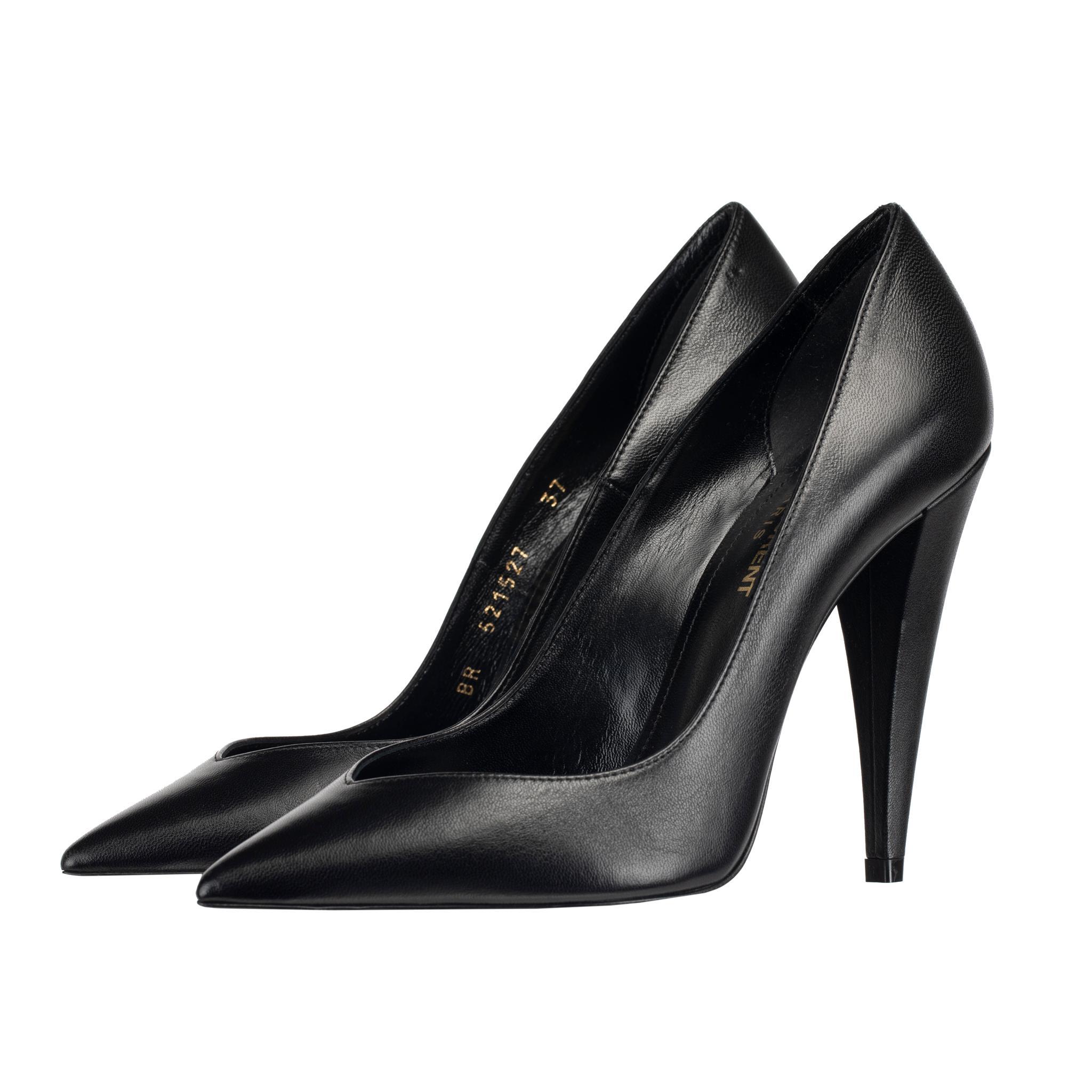 Noir Yves Saint Laurent Escarpins en cuir noir décolletés 37 FR en vente
