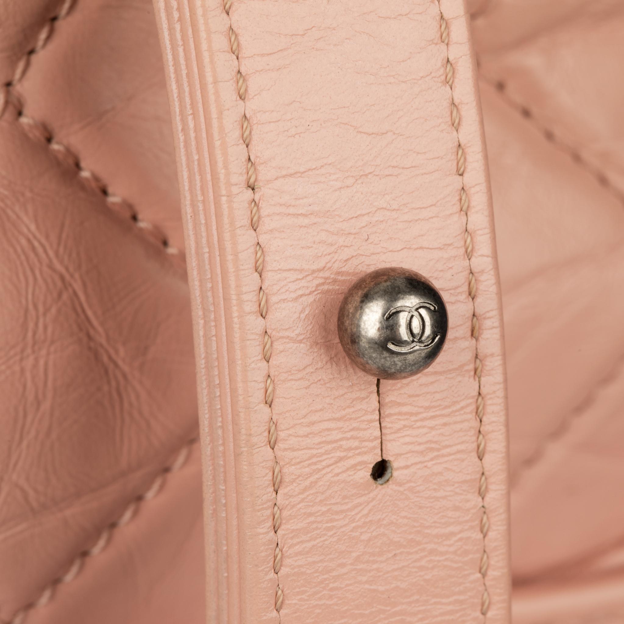 Chanel Gabrielle Small Rosa Polveroso in pelle di vitello martellata con hardware bicolore in vendita 6