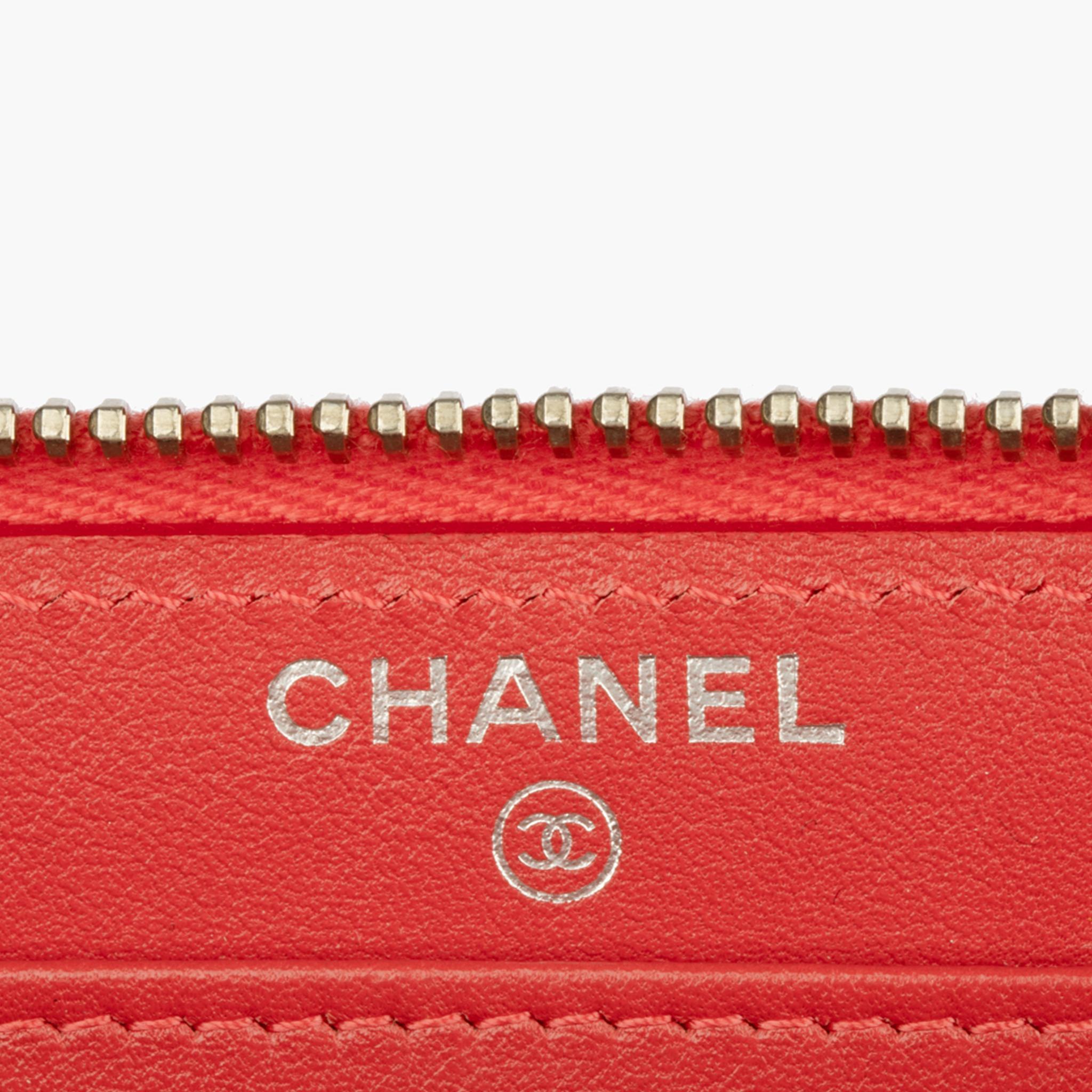 Marque : Chanel
Produit : Portefeuille à fermeture éclair
Taille : 20 l x 11 h x 2,5 d cm
Couleur : Corail/Orange
MATERIAL : Cuir verni
Série : 16  2012

Condit :

En parfait état : Le produit est en parfait état, sans aucun signe d'usure ou de