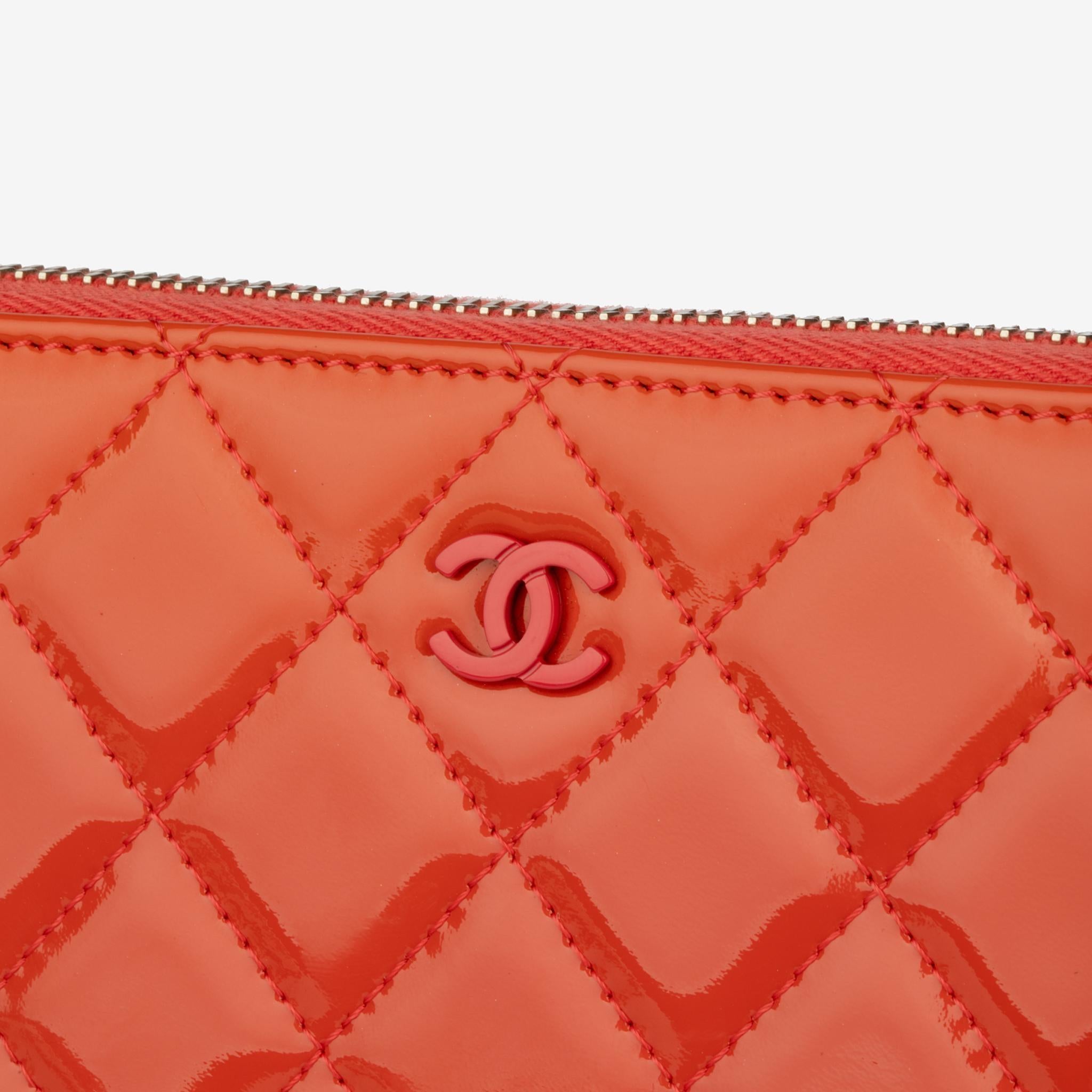 Portefeuille Chanel corail en cuir verni avec fermeture éclair en vente 1