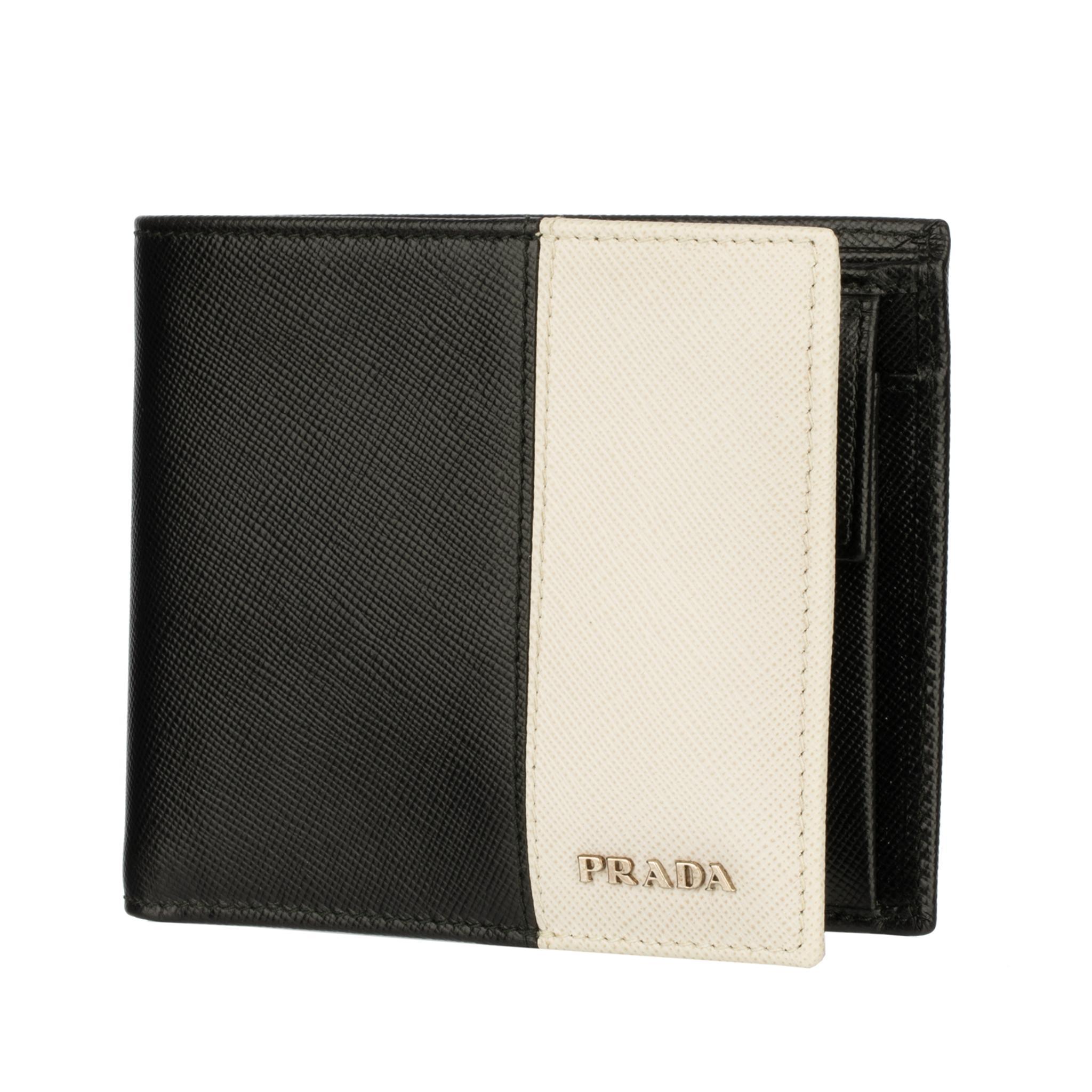 Marchio: Prada
Prodotto: Portafoglio uomo Bi-Fold
Dimensioni: 11 l x 9,5 h x 2,5 p cm
Colore: nero e grigio
Materiale: Pelle Saffiano
Hardware: A. Silver

Condizioni:

Ineccepibile: Il prodotto è in condizioni perfette, senza segni di usura o danni.