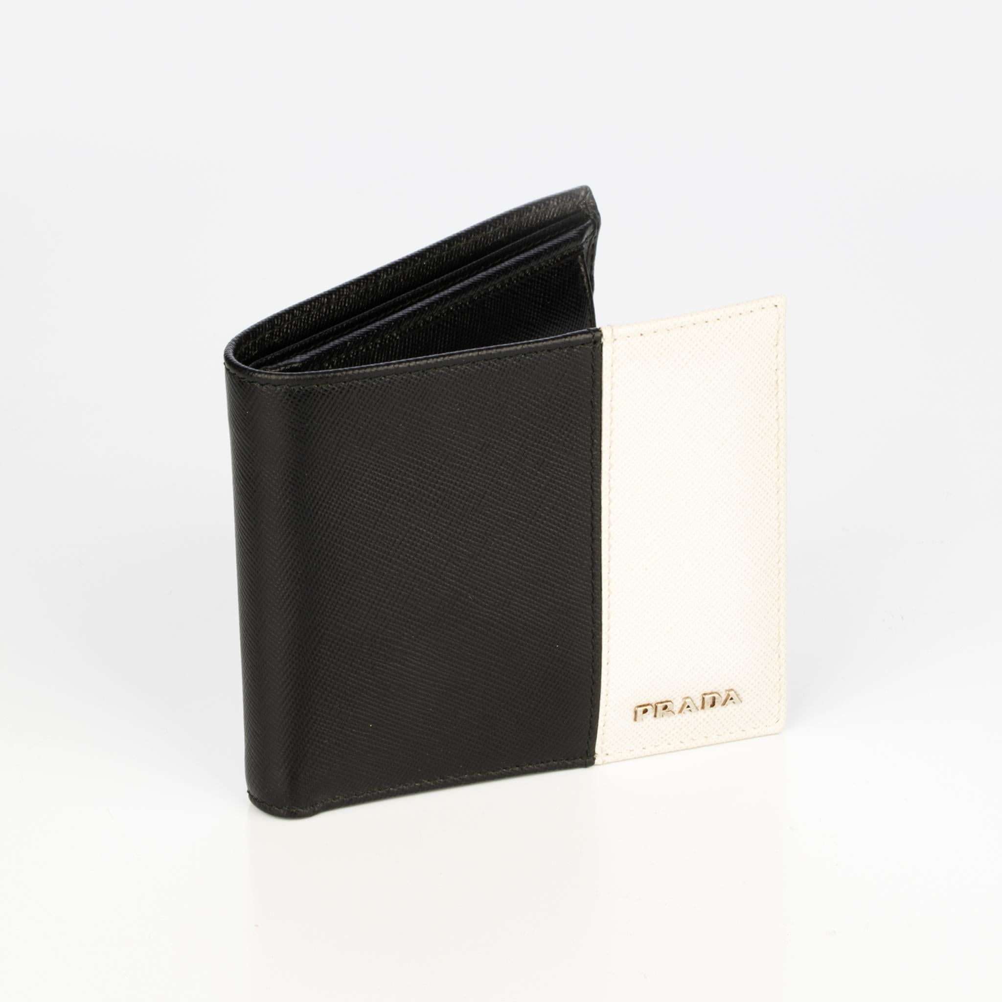 Uomo Portafoglio uomo Prada Bi-Fold in pelle saffiano nera e grigia in vendita