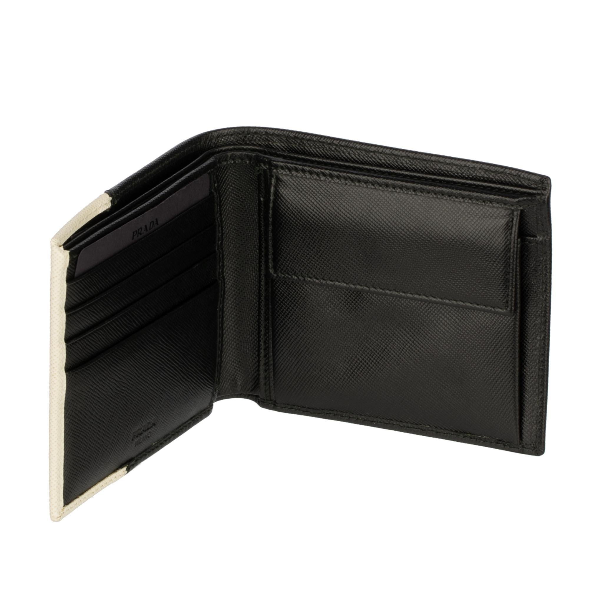 Portafoglio uomo Prada Bi-Fold in pelle saffiano nera e grigia In condizioni ottime in vendita a Sydney, New South Wales