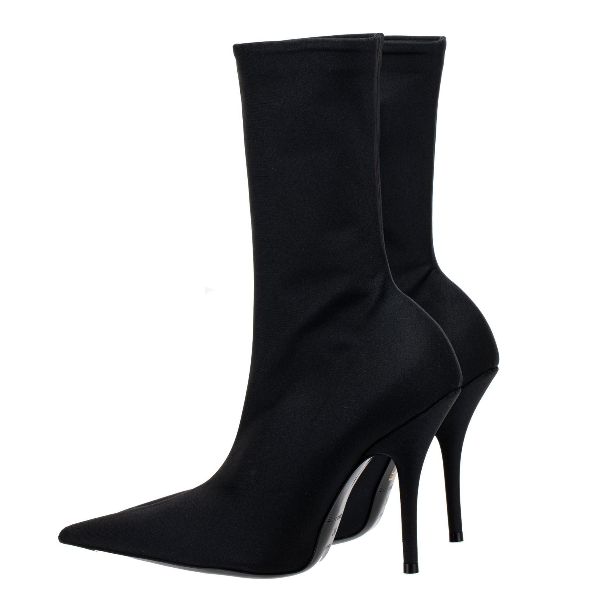Marchio:

Balenciaga

Prodotto:

Stivaletto a coltello in maglia elastica

Dimensioni:

36 Fr

Colore:

Nero

Tacco:

11 cm

Materiale:

Maglia elastica: 65% Viscosa, 30% Poliammide, 5% Elastan

Condizioni:

Perfetta; mai indossata

Accompagnato