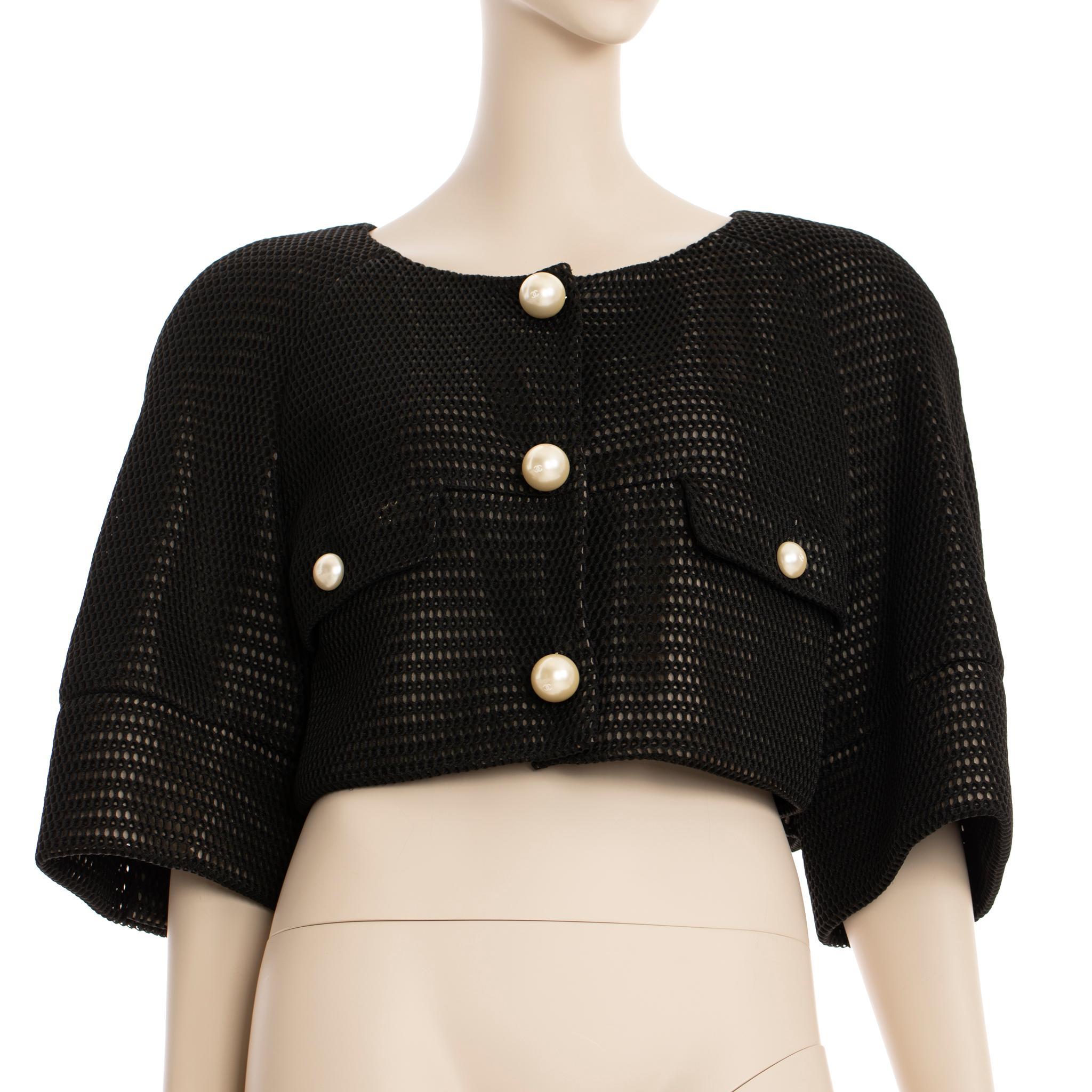 La giacca Chanel Crop Mesh nera è l'aggiunta perfetta a qualsiasi guardaroba. Realizzata in tessuto a rete con dettagli in finte perle, questa giacca è elegante e sofisticata. Grazie alla sua lunghezza ridotta, è perfetto sia per le occasioni