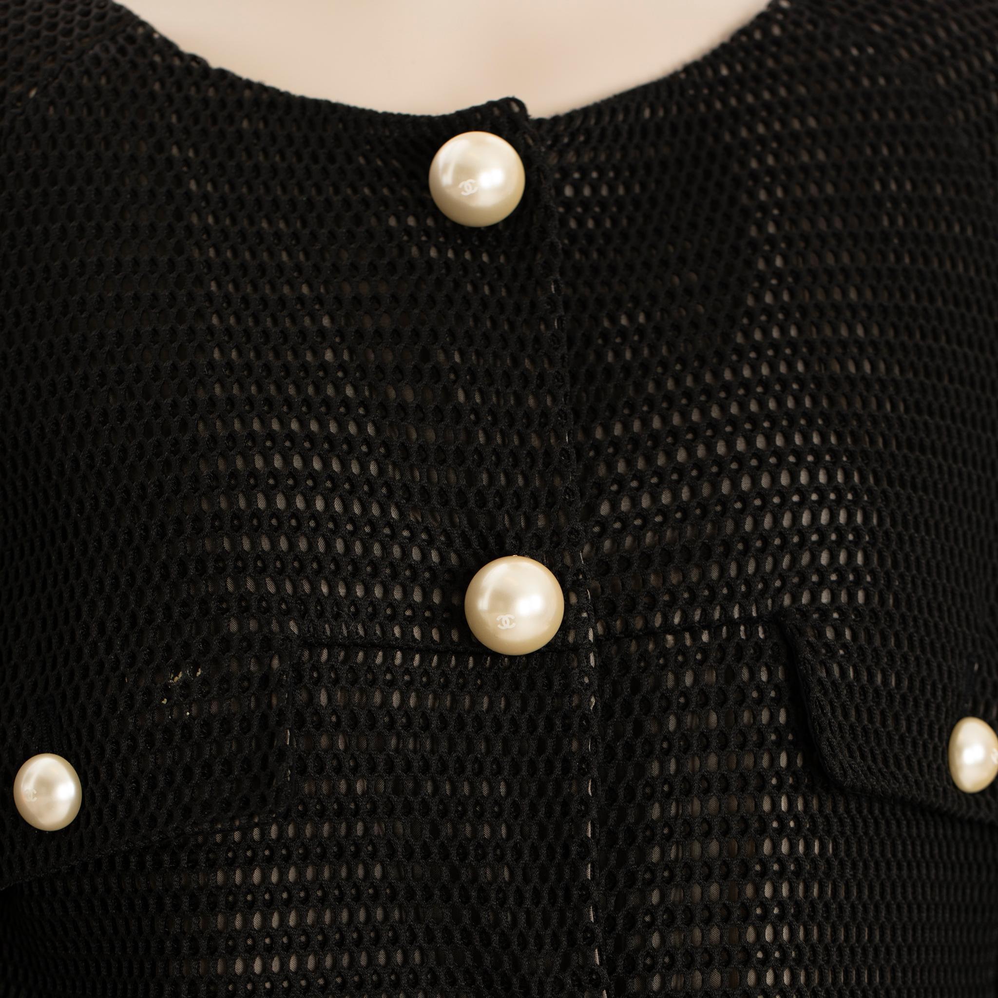Giacca Chanel Crop Mesh nera con dettagli di perle finte 42 FR in vendita 1