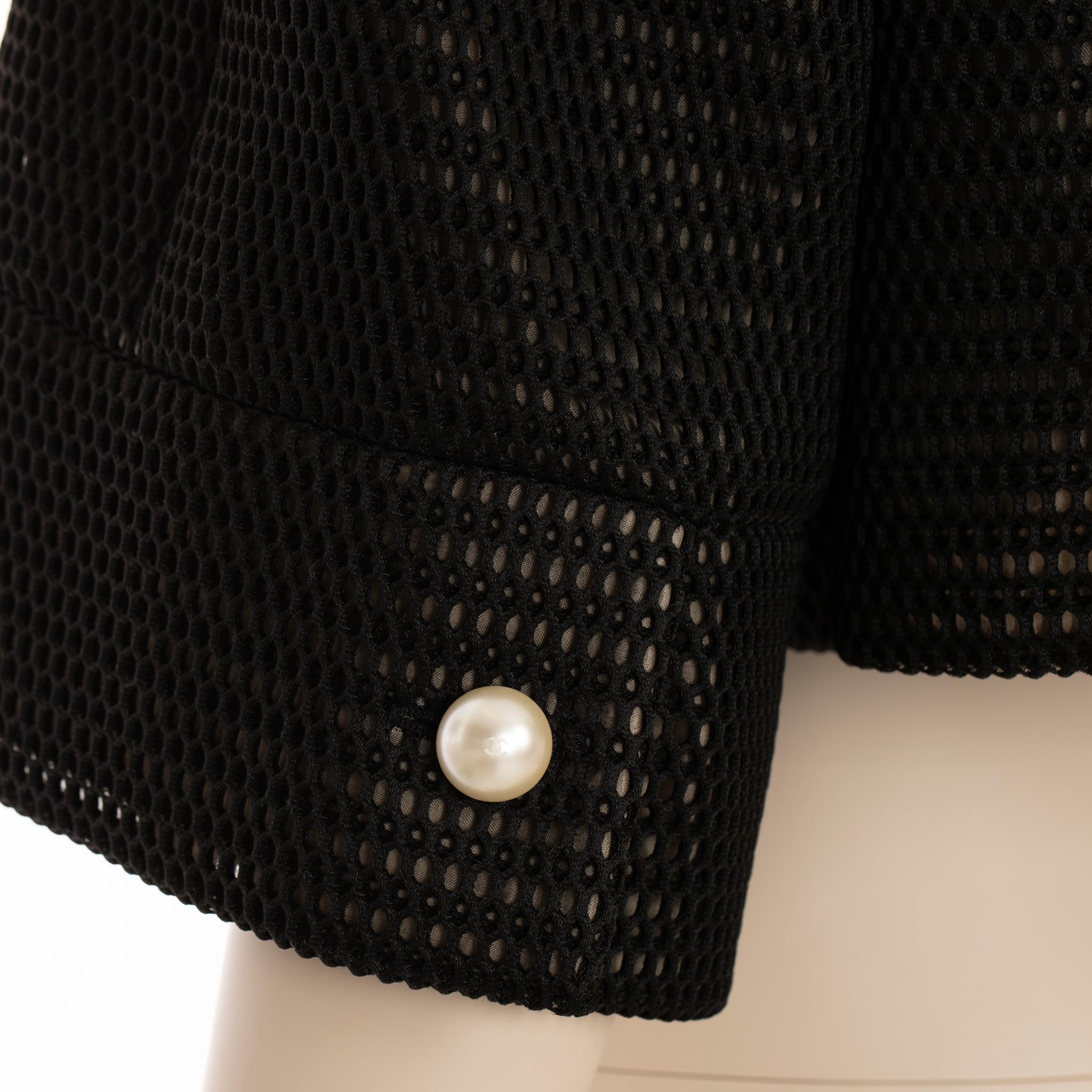 Giacca Chanel Crop Mesh nera con dettagli di perle finte 42 FR in vendita 2