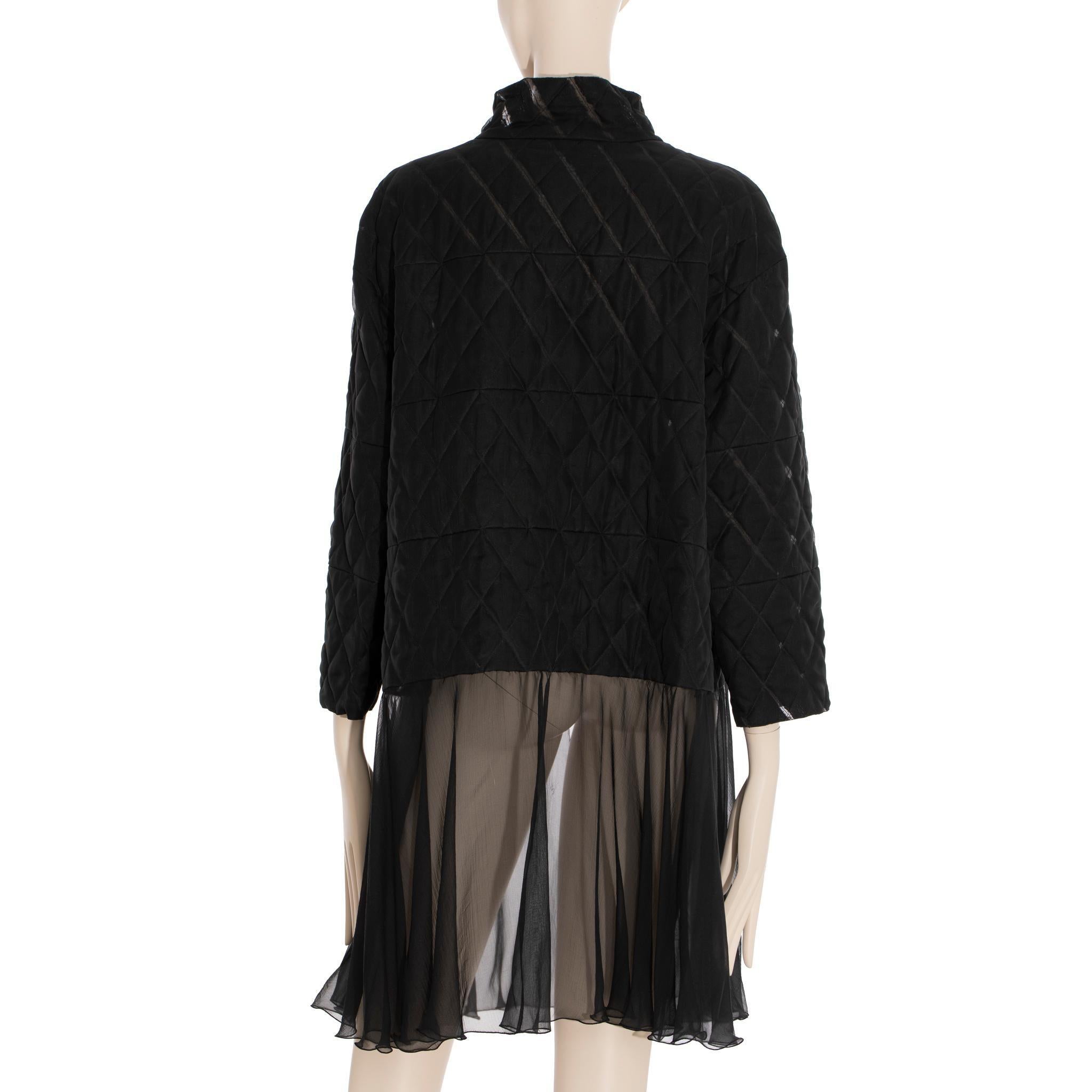 Giacca nera trapuntata Chanel con tulle 42 FR in vendita 2
