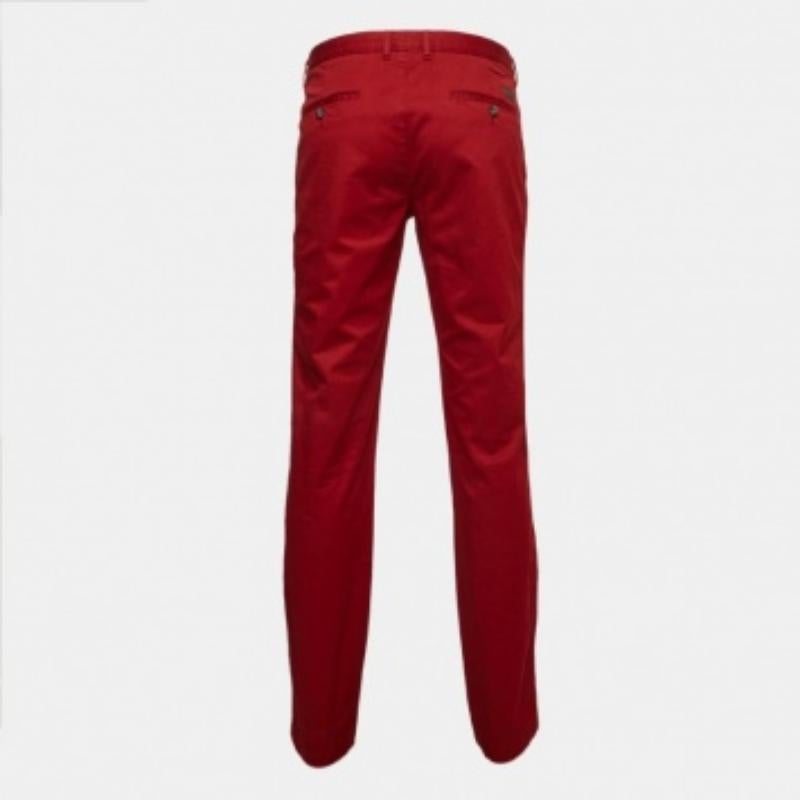 Mejora tu atuendo formal con este pantalón. Diseñado con una silueta y un ajuste magníficos, este par de pantalones te dará sin duda un aspecto elegante.
