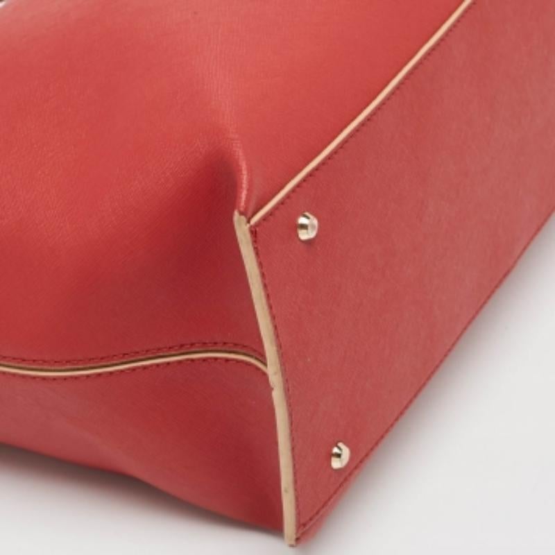 DKNY - Fourre-tout à fermeture éclair Bryant Park en cuir rouge Bon état - En vente à Dubai, Al Qouz 2