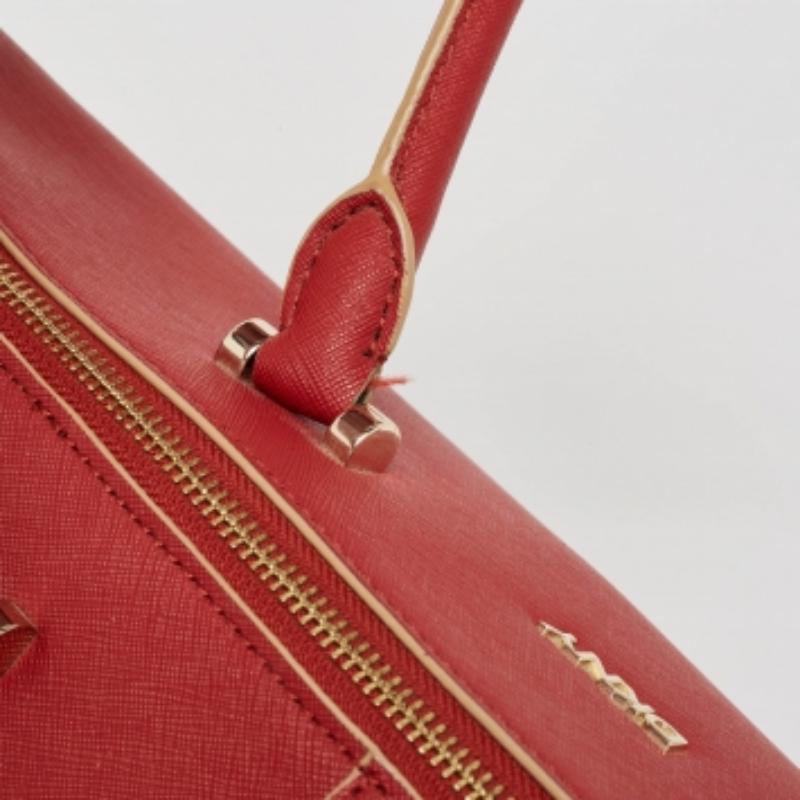 Ce séduisant sac fourre-tout pour femme a été conçu pour vous accompagner dans toutes vos journées. Pratique à transporter et d'un design à la mode, le fourre-tout est coupé avec habileté et cousu pour lui donner une belle forme. Il est bien équipé