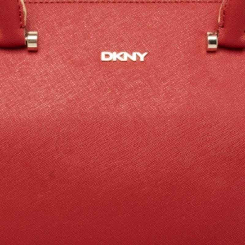 DKNY - Fourre-tout à fermeture éclair Bryant Park en cuir rouge en vente 2