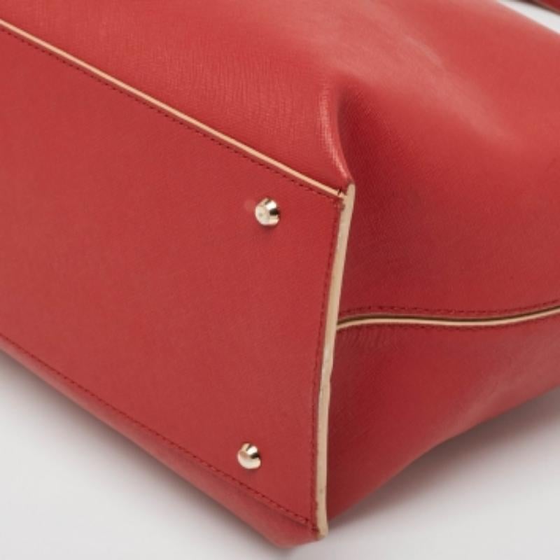 Rouge DKNY - Fourre-tout à fermeture éclair Bryant Park en cuir rouge en vente