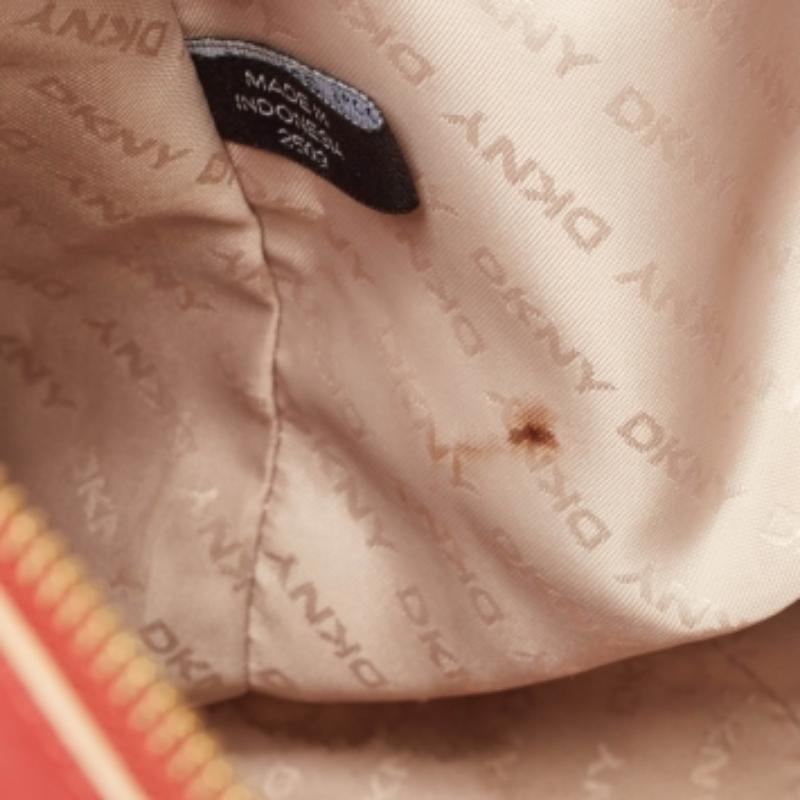 DKNY - Fourre-tout à fermeture éclair Bryant Park en cuir rouge en vente 4