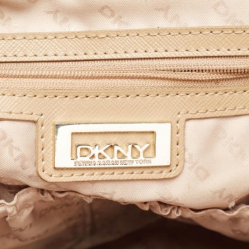DKNY - Fourre-tout à fermeture éclair Bryant Park en cuir rouge en vente 5