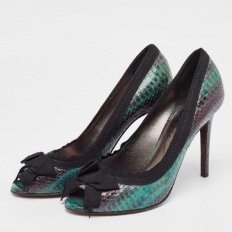 Faites-vous remarquer avec ces escarpins de marque pour femmes. Impeccablement confectionnés, ces talons chics offrent à la fois mode et confort, rehaussant votre look à chaque pas gracieux.