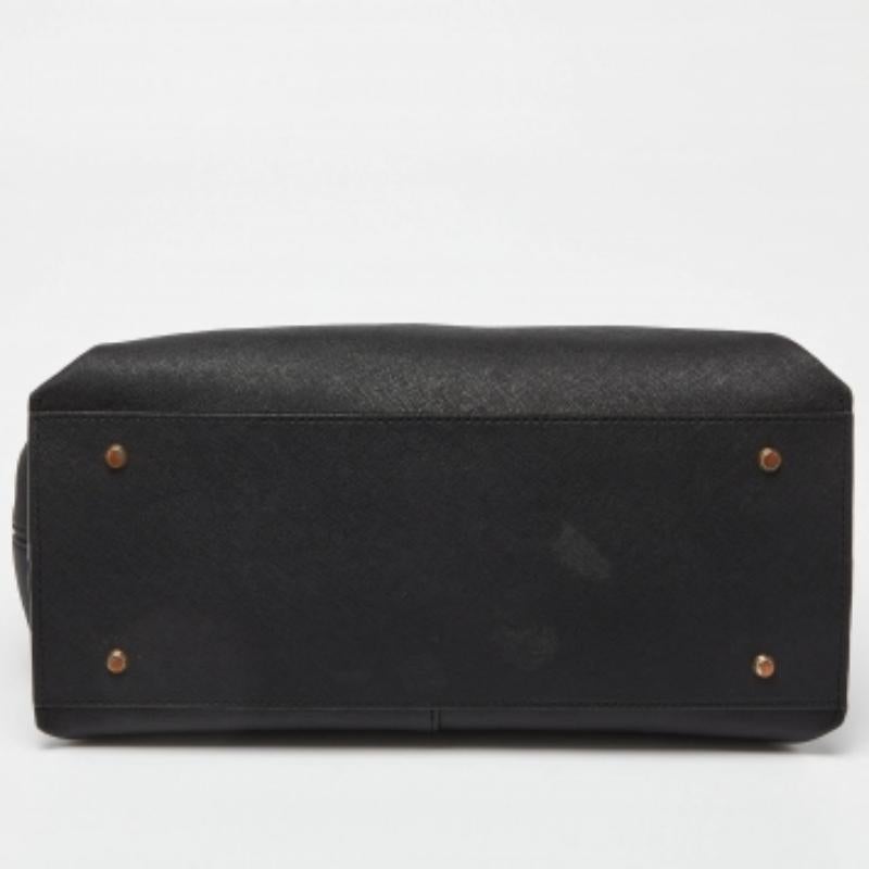DKNY - Fourre-tout zippé Bryant Park en cuir Saffiano noir en vente 1