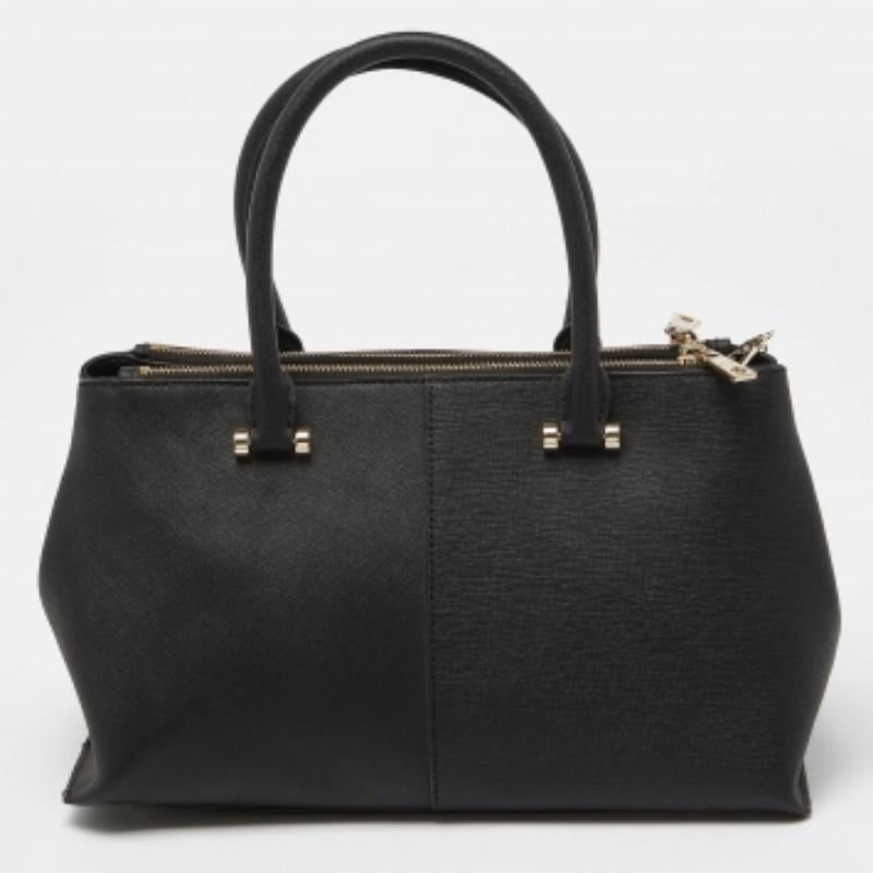 Ce séduisant sac fourre-tout pour femme a été conçu pour vous accompagner dans toutes vos journées. Pratique à transporter et d'un design à la mode, le fourre-tout est coupé avec habileté et cousu pour lui donner une belle forme. Il est bien équipé