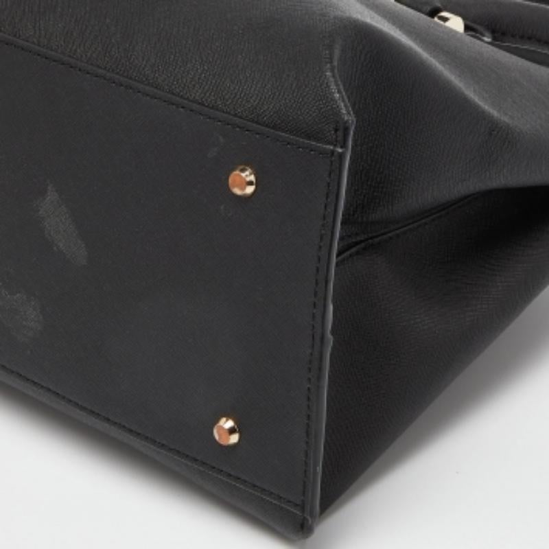 DKNY - Fourre-tout zippé Bryant Park en cuir Saffiano noir Bon état - En vente à Dubai, Al Qouz 2