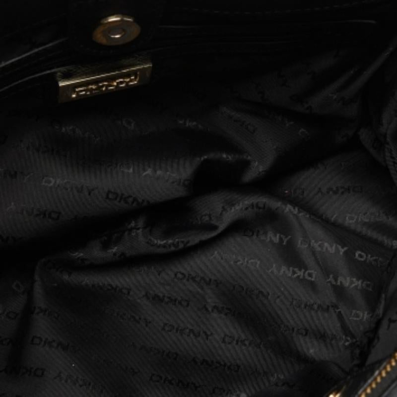DKNY - Fourre-tout zippé Bryant Park en cuir Saffiano noir en vente 3