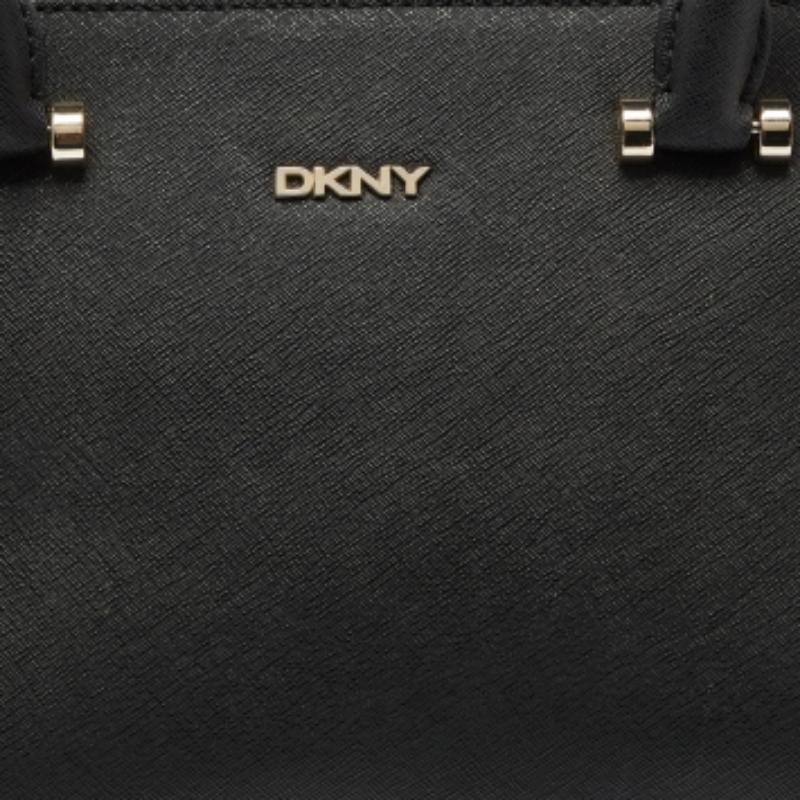 Noir DKNY - Fourre-tout zippé Bryant Park en cuir Saffiano noir en vente