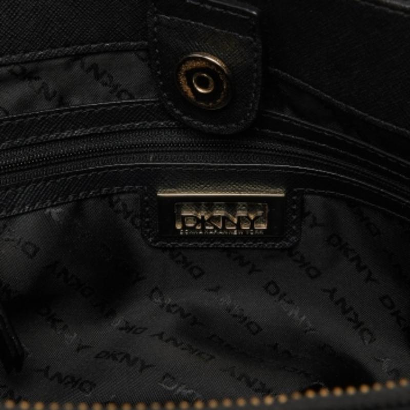 DKNY - Fourre-tout zippé Bryant Park en cuir Saffiano noir en vente 2