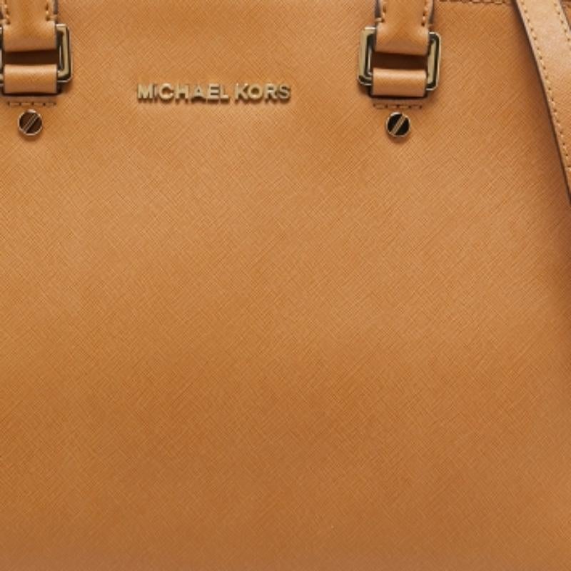 Mit dem Wissen, stilvolle, anspruchsvolle und zeitlose Designs zu entwerfen, ist dies eine Marke, in die es sich zu investieren lohnt. Die Taschen, die aus dem Atelier dieses Labels kommen, sind exquisit. Diese Tragetasche ist nicht anders. Er wurde