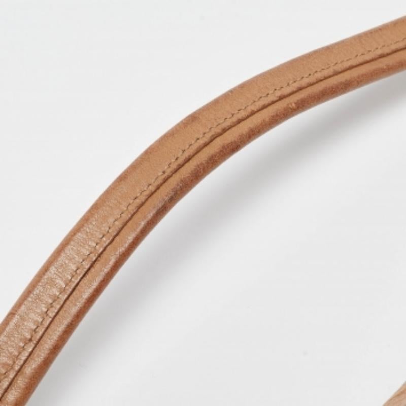 Offrez-vous le luxe avec ce sac de créateur. Méticuleusement fabriqué à partir de matériaux de première qualité, il allie un design exquis, un savoir-faire impeccable et une élégance intemporelle. Cet accessoire de mode rehausse votre style.