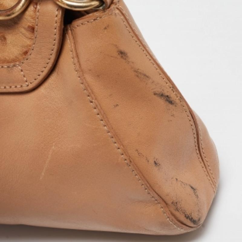 Furla Hobo en daim beige, autruche embossée et boucle en cuir État moyen - En vente à Dubai, Al Qouz 2