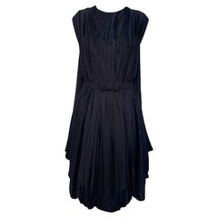 Robe noire plissée à dos volant, années 2000, Reem Acra