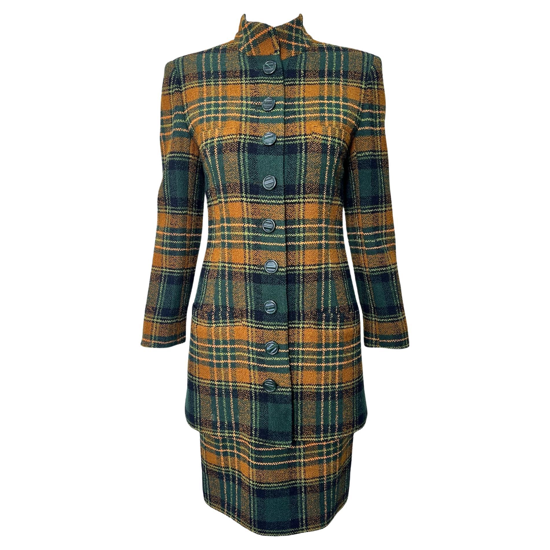 Costume jupe à col montant en tissu écossais vert et jaune d'Emanuel Ungaro, années 1990 en vente