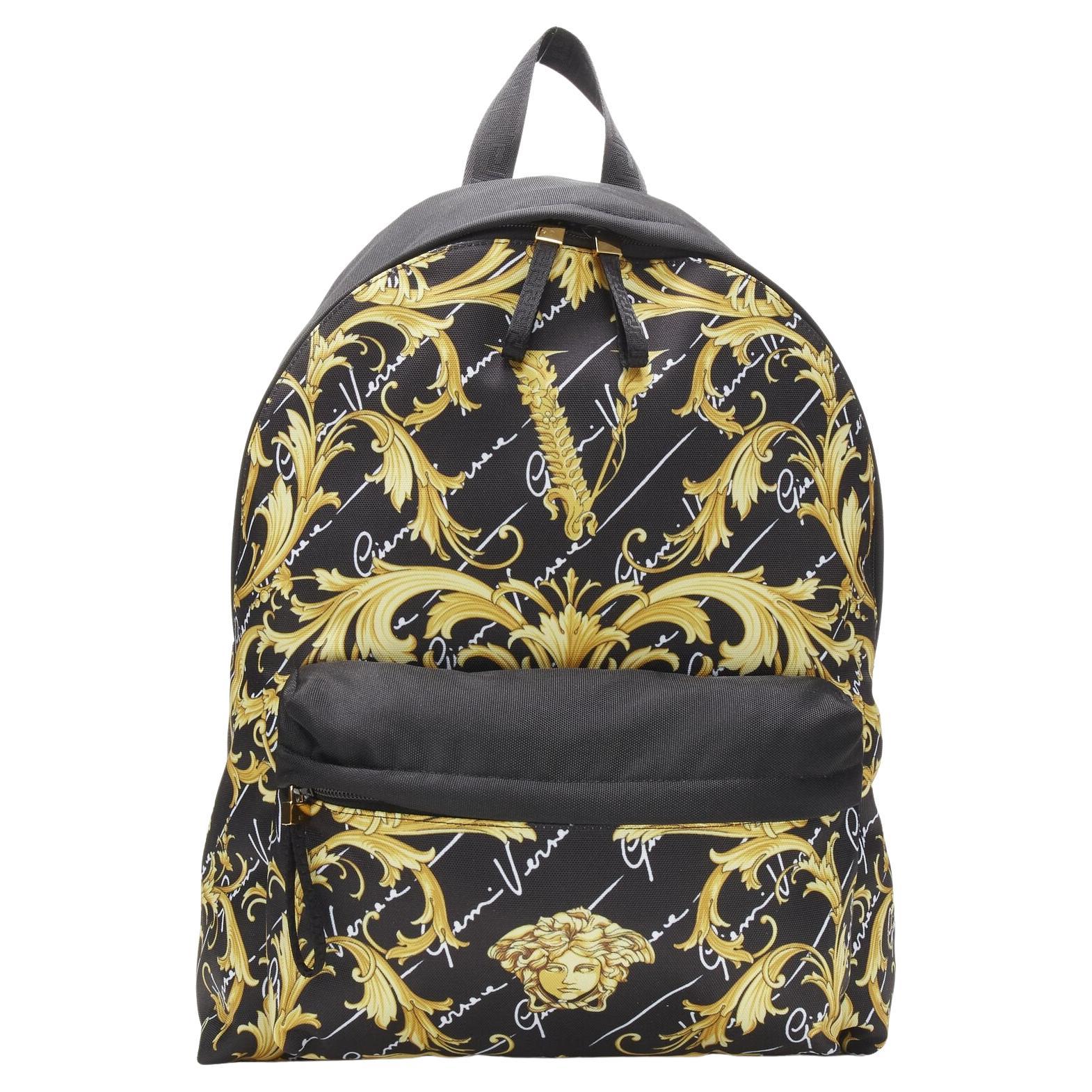 VERSACE Gianni Signatur Gold Barocco Virtus Medusa Druck Nylon-Rucksacktasche im Angebot