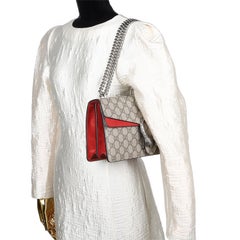 Bolso de hombro Dionysus de Gucci con monograma GG Supreme, color rojo hibisco
