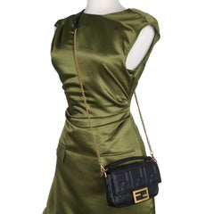 Fendi FF-geprägte „1974“ Mini-Baguette-Umhängetasche in Schwarz