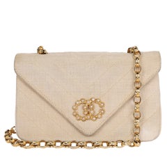 Sac à bandoulière Chanel en tissu beige à motif chevrons, avec rabat en or 24 carats