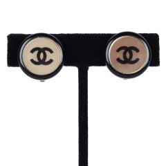 Boucles d'oreilles à clip Chanel CC « Black Mirror », France, vers 2001, 0,75"