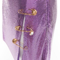 Rara prenda de VERSACE de la colección de pasarela 2022: top y falda de malla verde y morada con el motivo de la Medusa y el imperdible, talla IT38 XS