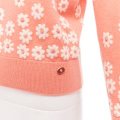 CHANEL 22P Pfirsichfarbener Pullover aus Kaschmirmischung mit Blumenmuster aus CC-Strick FR34