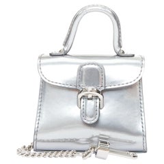 DELVAUX „Brillant“ – Mikro-Taschenanhänger aus metallisch silbernem Kalbsleder mit silbernen Beschlägen
