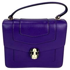 Bolso bandolera con asa superior «Serpenti Forever» de piel de becerro de Bvlgari, color morado
