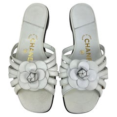 Chanel Camellia Slip-On-Sandalen aus weißem Leder