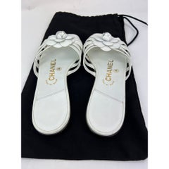 Chanel Camellia Slip-On-Sandalen aus weißem Leder