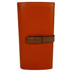 Cartera grande de piel de becerro granulada de Loewe, color naranja-marrón, con diseño vertical