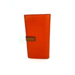Cartera grande de piel de becerro granulada de Loewe, color naranja-marrón, con diseño vertical