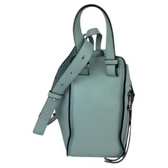 Bolso de hombro «Small Hammock» de Loewe, en piel de becerro azul