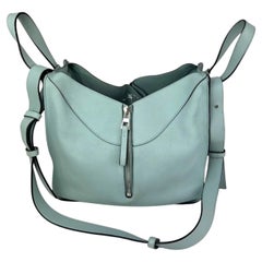 Bolso de hombro «Small Hammock» de Loewe, en piel de becerro azul