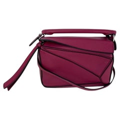 Bolso bandolera «Puzzle» Mini de Loewe, en piel de becerro color carmesí