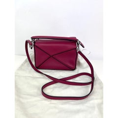 Bolso bandolera «Puzzle» Mini de Loewe, en piel de becerro color carmesí