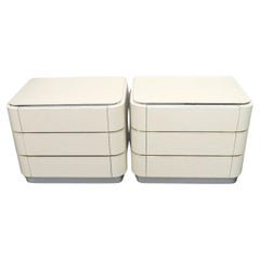 Coppia Post Comodini moderni in laminato bianco taupe a 3 cassetti cromati